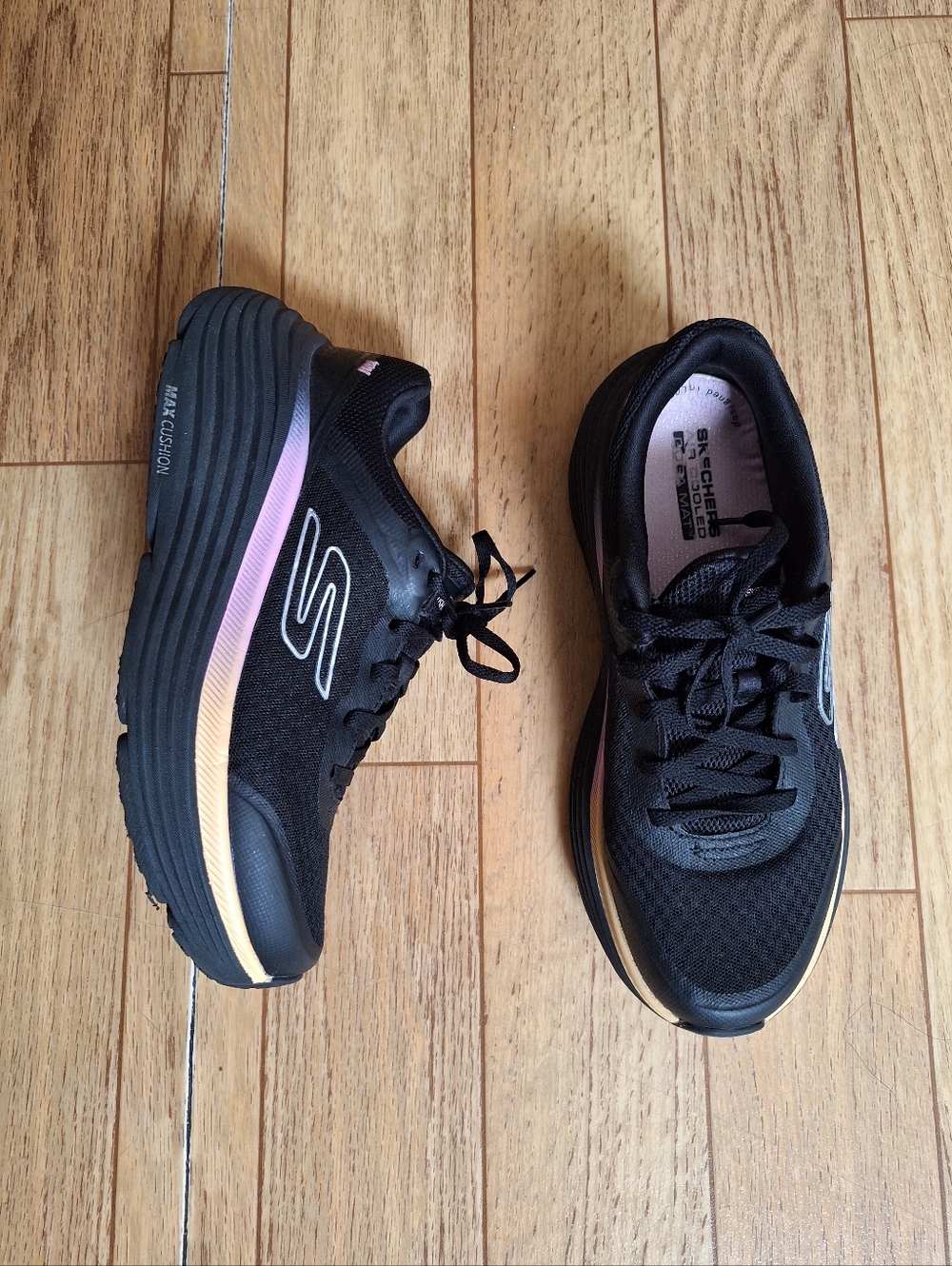 Skechers Women's Max Cushioning  Endeavour Size 7